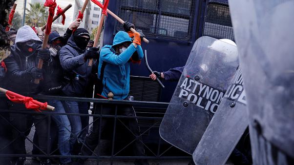 Грчка полиција: Околу 60 илјади граѓани учествуваат на протестот