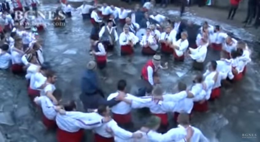 ВИДЕО: Бугари играат оро во замрзната река за Богојавление