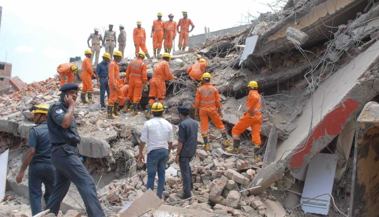 Се урна зграда во доградба: 6 лица загинаа, се трага по затрупаните во урнатините
