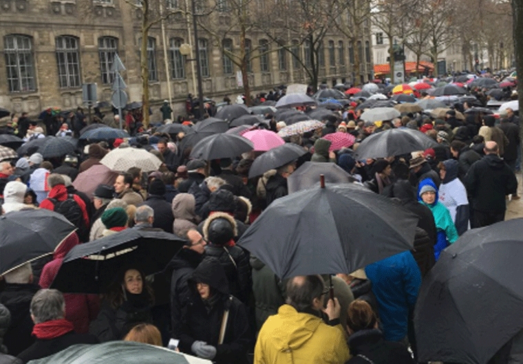 По „жолтите елеци“, протести на „црвените шамии“ во Париз