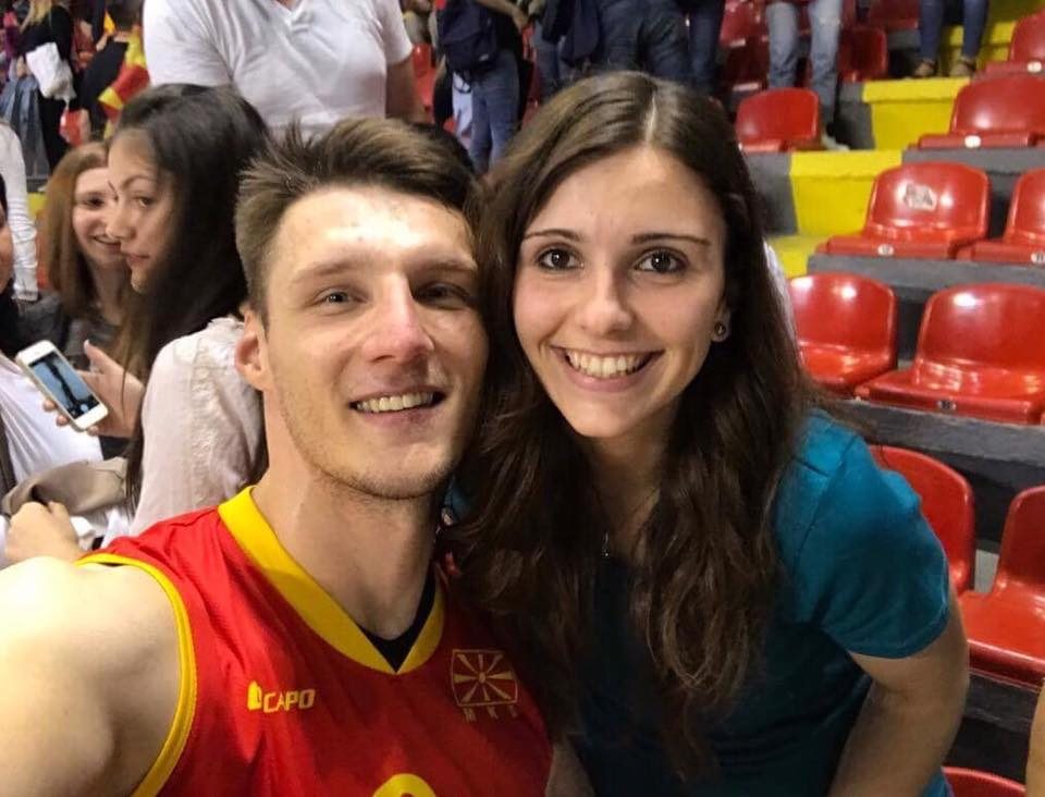 ФОТО: Македонскиот репрезентативец ја запроси девојката – „Таа е моја“