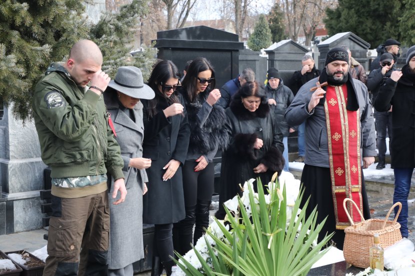 Семејството Ражнатовиќ пристигна на гробиштата: Ова е најтажниот ден во нивните животи- по трагедијата веќе ништо не е исто (ФОТО)