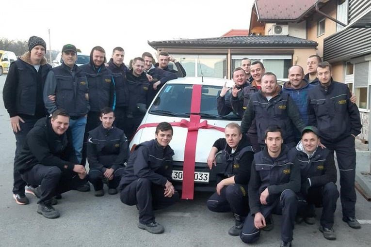 Работници од Босна му купиле автомобил на свој колега: „Тој секогаш се мачи да стигне на работа”