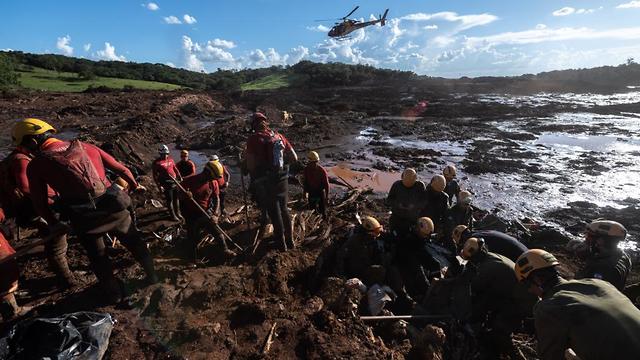 УЖАСНИ ФОТОГРАФИИ: Речиси сто жртви по уривањето на браната во Бразил, над 250 се водат за исчезнати