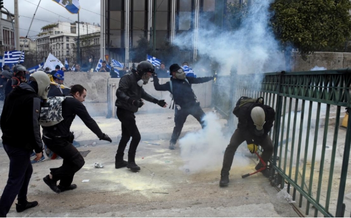 Хаос во Грција: Демонстрантите викаа „Македонија е грчка“ и тргнаа кон парламентот, полицијата фрла солзавец