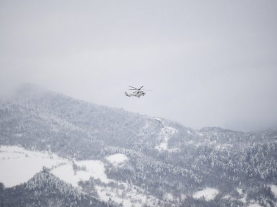 На барање на жителите од отсечените села во Скопска Црна Гора, со хеликоптер им се доставени прехранбени и материјални средства