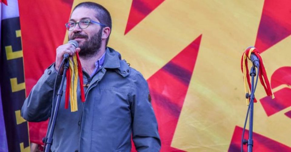 Нападнат Дурловски: Ова е обид за заплашување кон мене и атак против слободата на мојот избор да го бранам „македонското“ (ФОТО)
