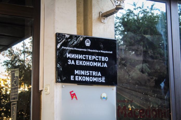 Скршена влезната врата на Министерството за економија, оштетно и возило