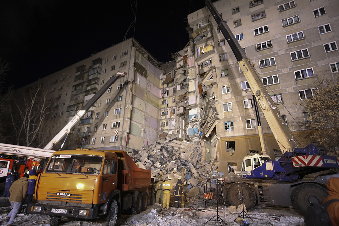 Расте бројот на жртви по уривање на зграда во Русија