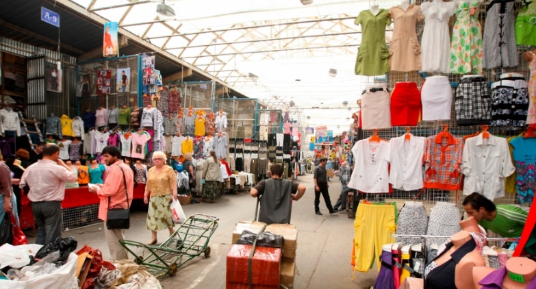 Силен удар од државата, пазарџиите стравуваат за својата егзистенција: Казна до 2.000 евра за продажба на облека на зелените пазари