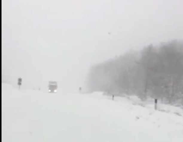 Патот Охрид-Кичево ризичен за користење: Никој не го чисти снегот (ФОТО)