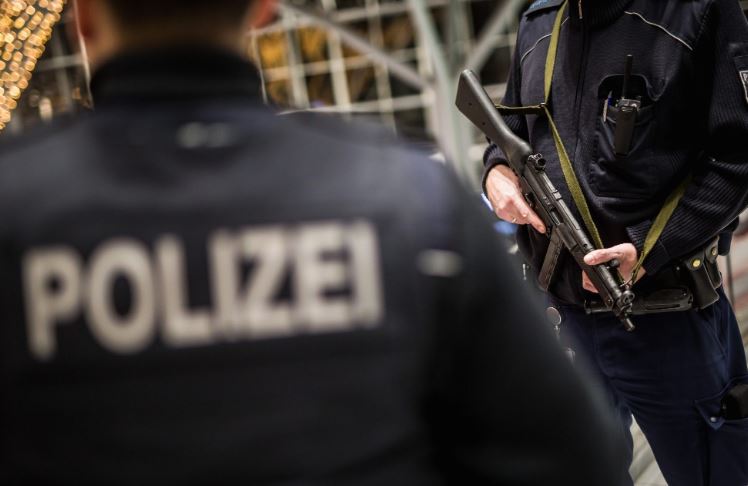 Поради бомбашки закани евакуирани три суда во Германија