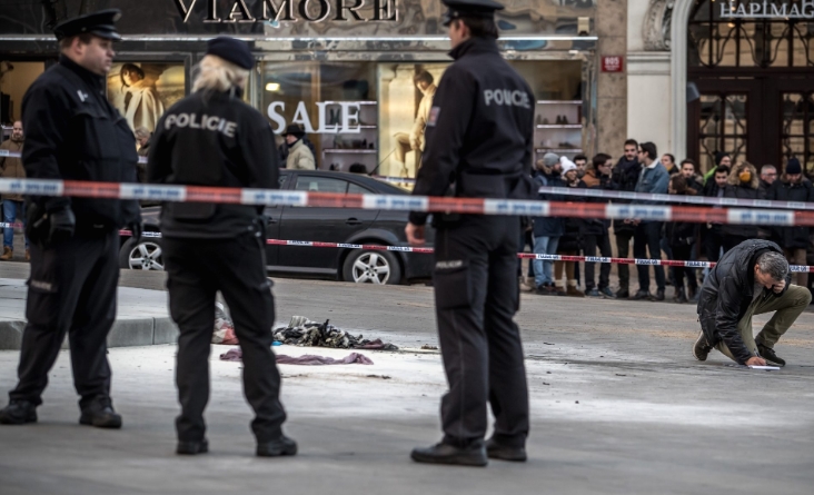 Маж се самозапали на плоштад во Прага