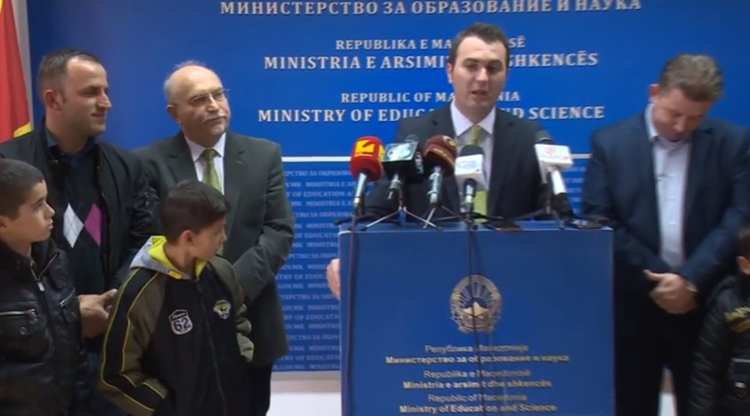 Градоначалникот на Велес му се закани на министерот за образование: „Или преведете на македонски или ќе си заминам“ (ВИДЕО)