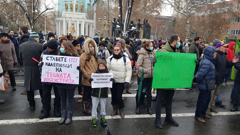 Протест во Скопје: Четворица дневно умираат чекајќи чист воздух (ВИДЕО)