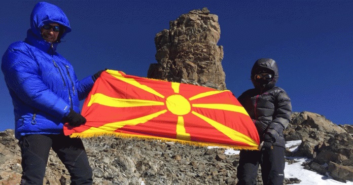 Ганка Цветанова и Сашко Кедев го развеаја македонското знаме во Аргентина