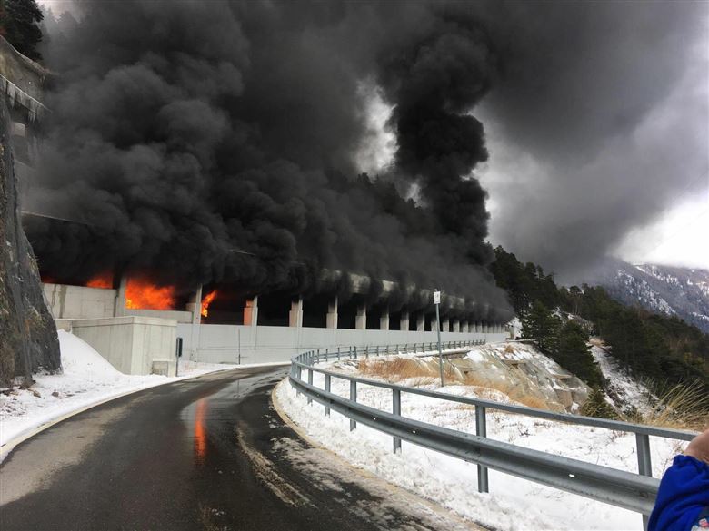 ВИДЕО: Во тунел во Швајцарија се запали автобус полн со ученици од Сплит