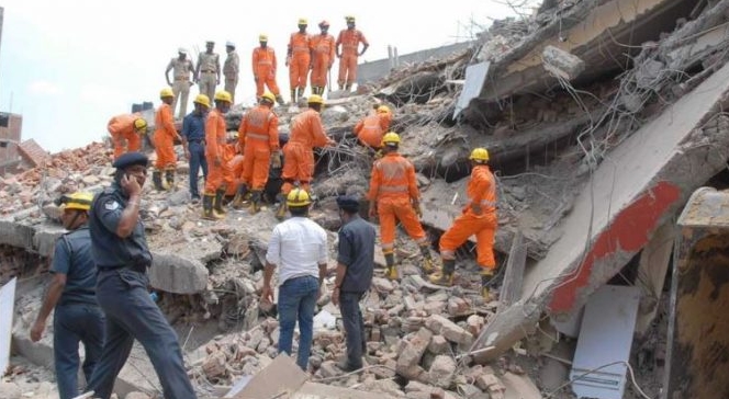 Шест лица загинаа при уривање на зграда