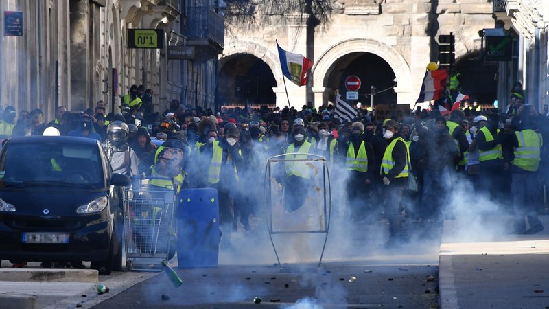 Полицијата во Париз употреби солзавец против жолтите елеци, 90 лица уапсени