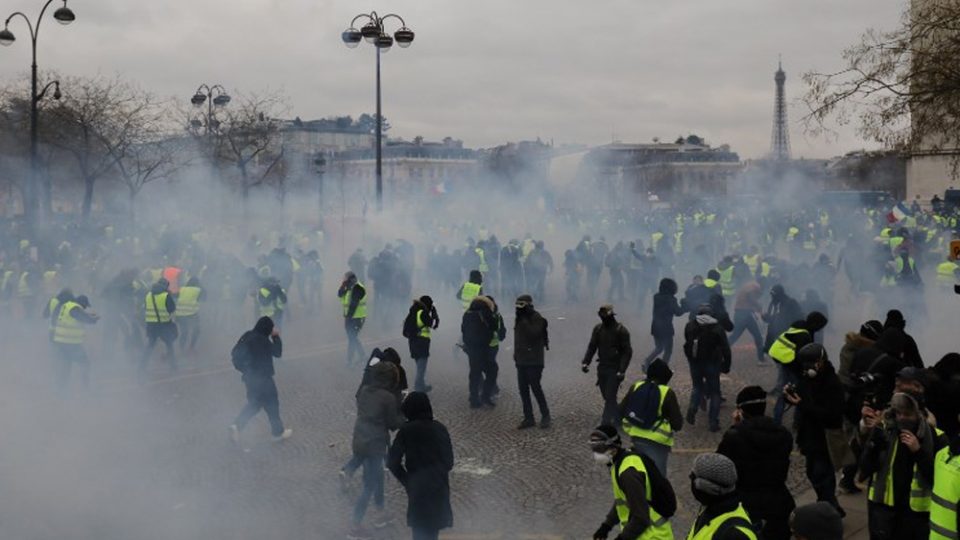 Годишнината на „Жолтите елеци“ одбележана со насилство во Париз, Нант и Лион- најмалку 105 уапсени
