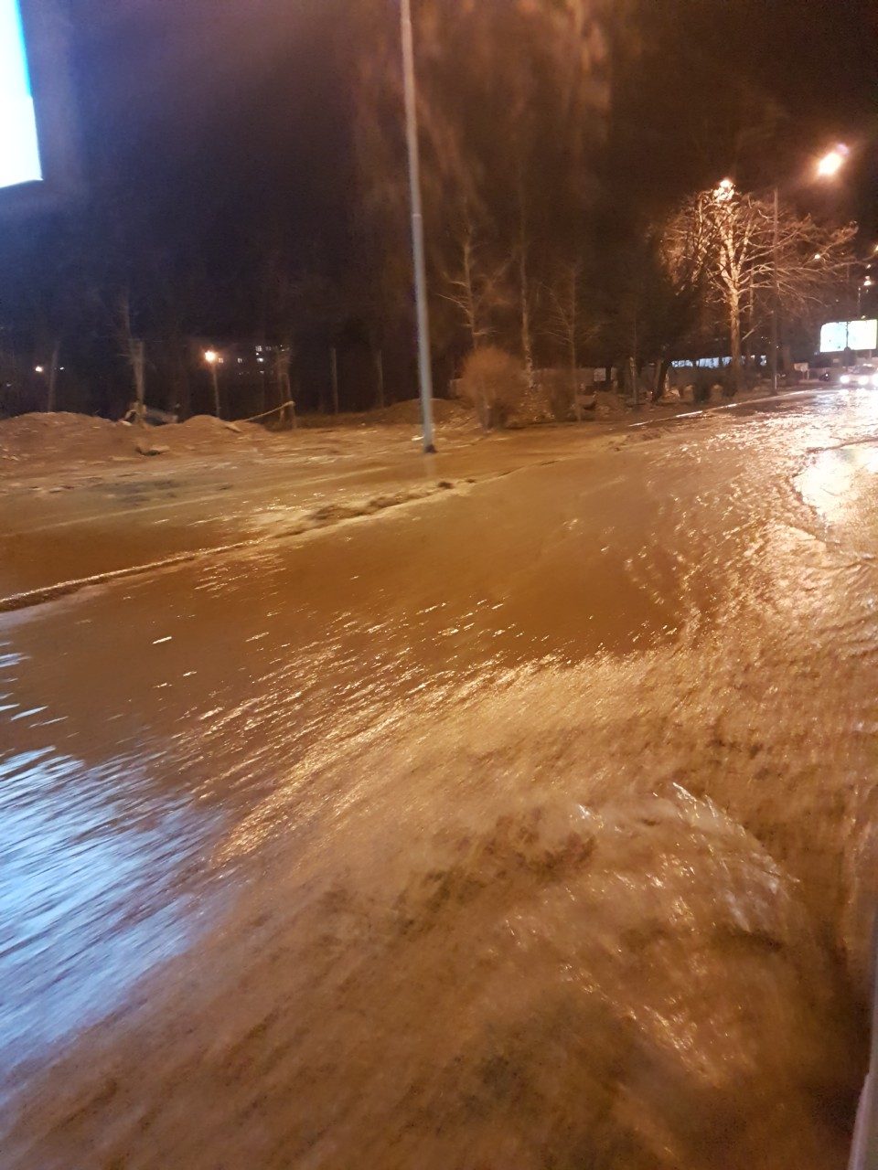 Дел од „Илинденска“ затворена за сообраќај, неколку скопски улици без вода поради дефектот