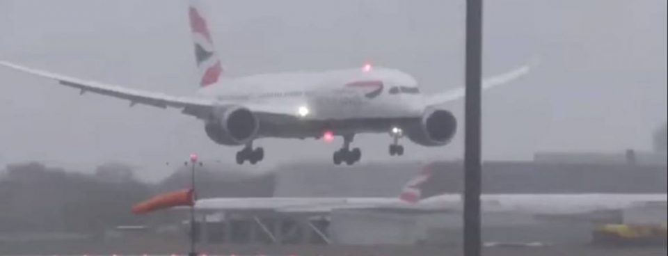 Избегната катастрофа: Авион во Лондон поради бурата се одби од пистата (ВИДЕО)