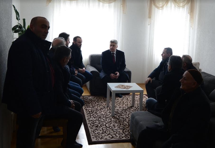 Претседателот Иванов во посета на семејства на загинатите во автобуската несреќа (ФОТО)