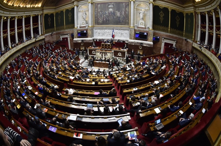 Фигаро: Франција ги заменува „мајка“ и „татко“ со „родител 1“ и „родител 2“!