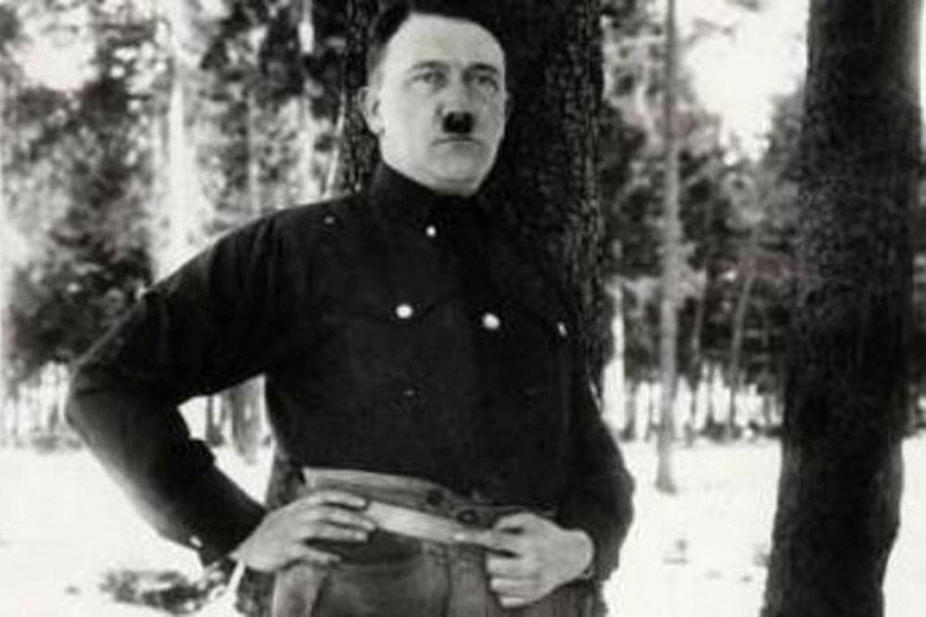 Хитлер се срамел од оваа фотографија, во вакво издание никој го нема видено (ФОТО+ВИДЕО)