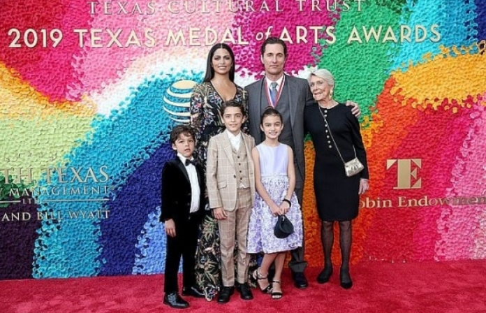 Прекрасно семејство: Згодниот актер со убавата сопруга и дечињата позира на црвениот килим (ФОТО)