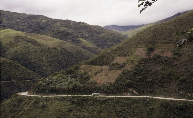 Влева страв во коски и кај најискусните возачи: Ова е најопасниот пат на светот, оправдано наречен “патот на смртта“ (ФОТО)