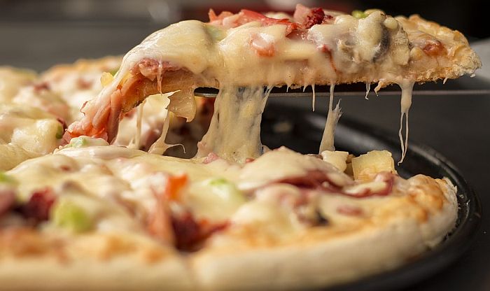 Не сте пробале ваква пица: Сочна и вкусна, без дамка брашно, а основата особено ќе ве воодушеви!