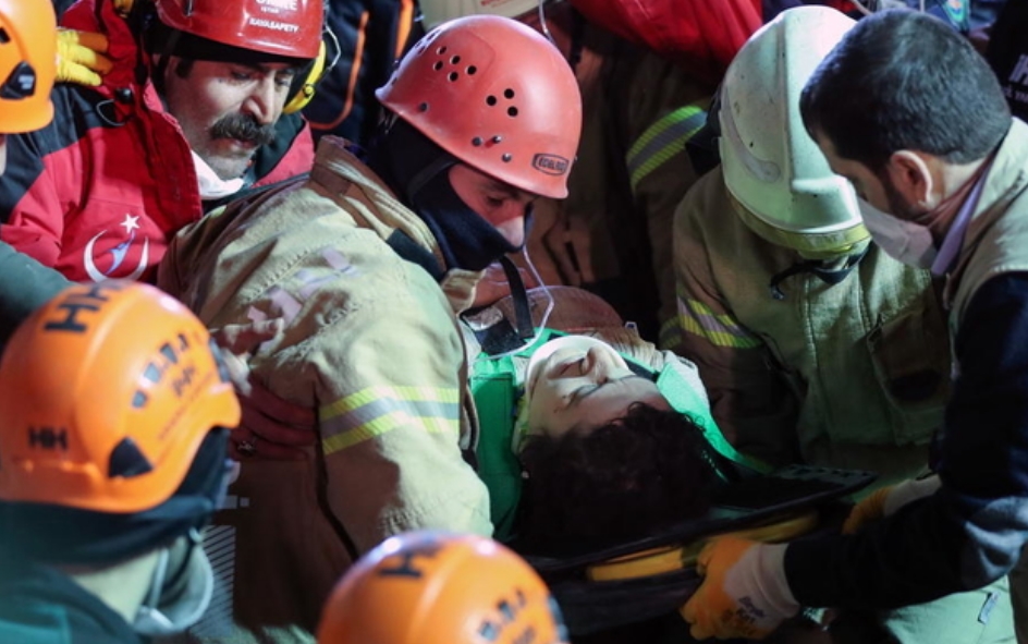 Бројот на загинати во уривањето на зградата во Истанбул се зголеми на 21 жртва
