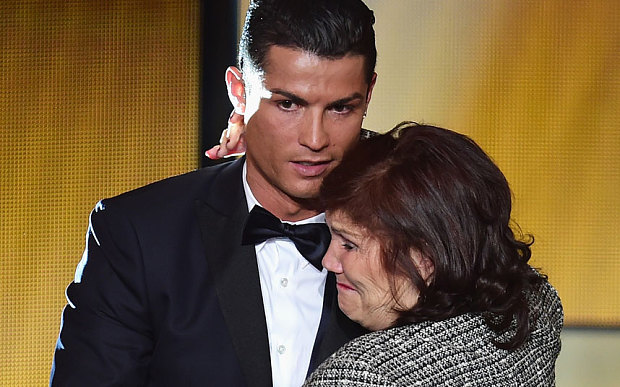 Мајката на Роналдо: Фудбалската мафија го спречи да добие повеќе „Златни топки“