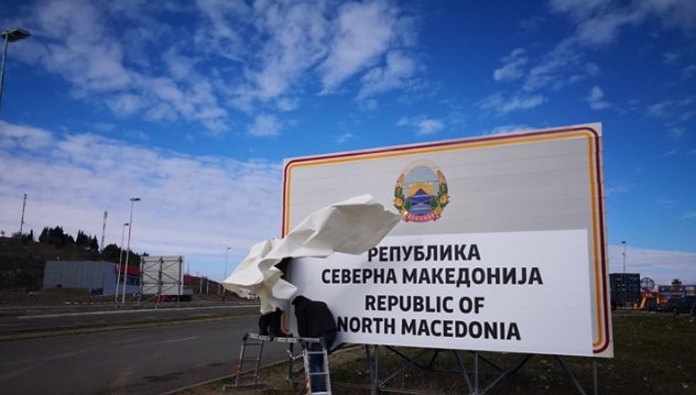 ФОТО: И на ГП кај Делчево поставени табли со Северна Македонија