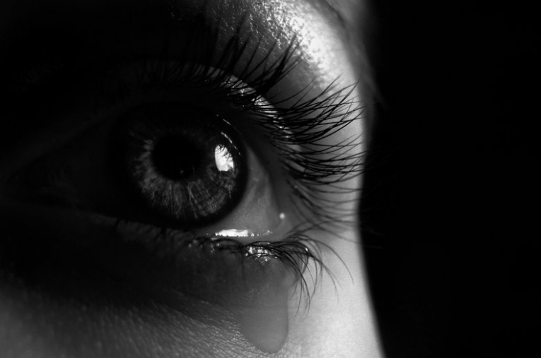 Најтешко се справуваат со тагата: Овие луѓе не знаат како да се соочат со проблемите