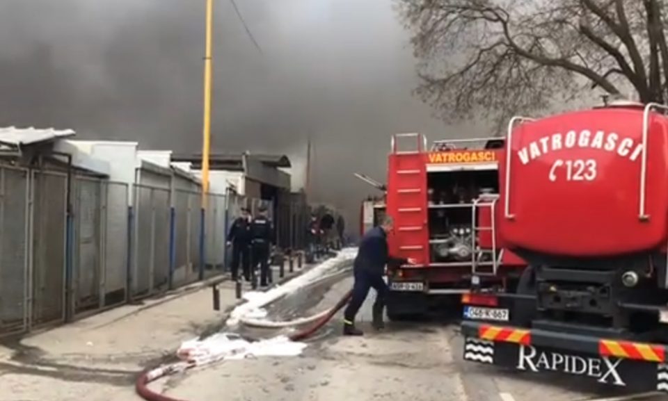Пожарникарите водат жестока битка со огнот: Гори пазарот во Тузла (ВИДЕО)
