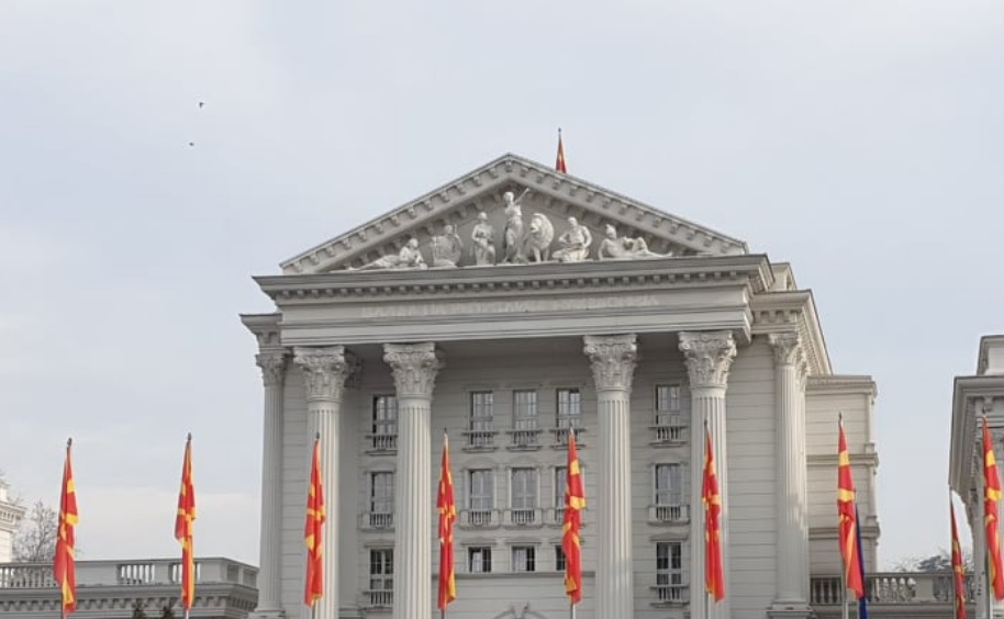 Заев тврдеше дека на Владата ќе пишува Република Македонија: Денес буквите отстранети за да се додаде „Северна“ (ВИДЕО)