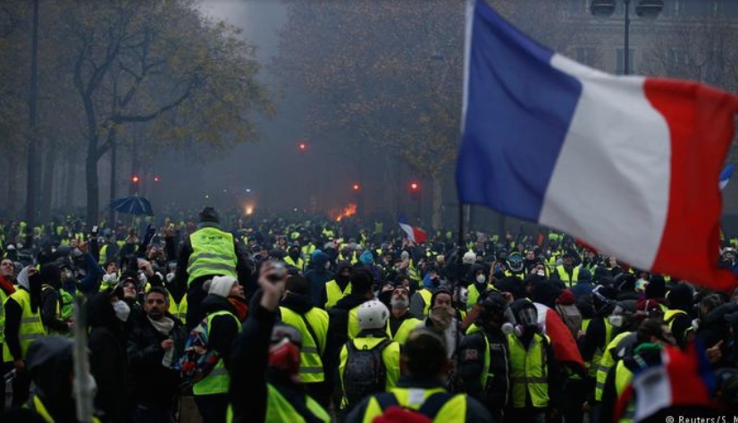 Француската полиција со сина боја ги бележи учесниците на протестите на „жолтите елеци“