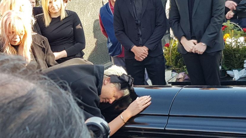 Потресни моменти: Погребена мајката на Карлеуша, пејачката не се одвојуваше од ковчегот и не можеше самостојно да се движи (ФОТО)