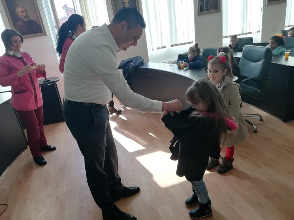ФОТО: Митко Јанчев доби мартинка за среќа од најмладите
