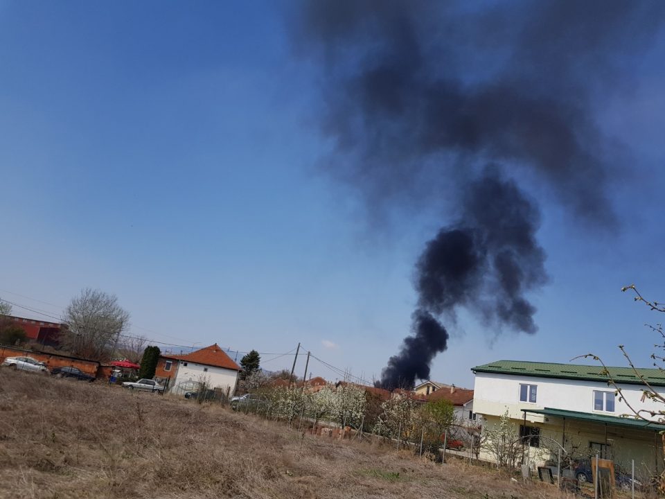 ФОТО: Густ црн чад ги загуши утрово драчевчани