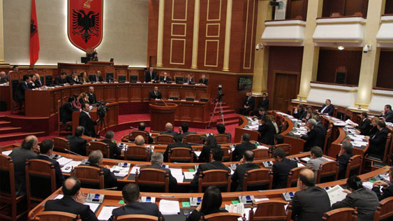 Албанскиот Парламент на пленарна седница, опозицијата на протест