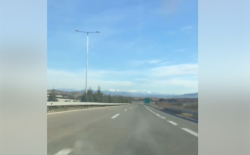 ВНИМАВАЈТЕ: Ова е опасно по живот – луд возач на автопатот кај Велес (ВИДЕО)