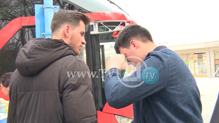 Сторија на ТВ21: Солзи и тага во автобусот за Германија, брат се разделува од брат заради подобар живот