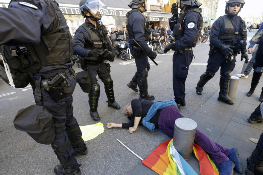 Вознемирувачко фото: Жестока реакција на француската полиција, брутално ги тепаат демонстрантите, настрада жена