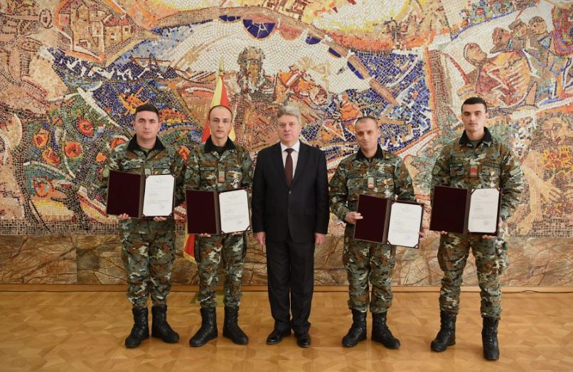 Иванов ги врачи Медалите за храброст на четворицата војници за несреќата кај Ласкарци