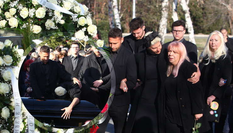 Вчера се фрли над ковчегот, денеска прави постапки кои ги загрижува сите: Каде замина Јелена неколку минути по погребот на мајка си (ФОТО)