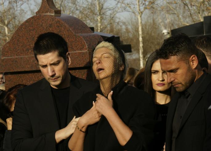 Пејачката веднаш помисли на неа: Таа ги чуваше ќерките на Карлеуша за време на погребот- Ова е сестрата на Душко Тошиќ (ФОТО)