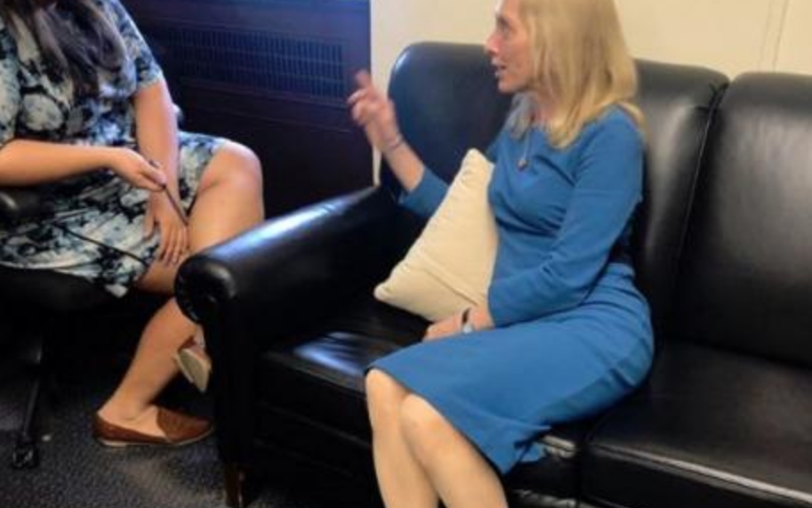 ФОТО: Конгресменка стана хит на Твитер поради еден незгоден детаљ, погледнете ја во чевлите